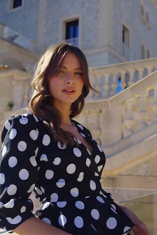 Blusa de punto con sobrefalda, diseño fruncido y estampado de lunares de Sosandar - Imagen 2 de 6