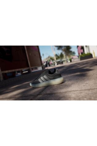 أسود - حذاء رياضي بتصميم عصري Barreda من adidas - صورة 2 من 17