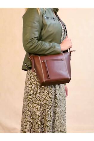 בצבע חום-אדמדם כהה - Lakeland Leather תיק עם רצועה צולבת, דגם Castlerigg - תמונה 2 מתוך 10