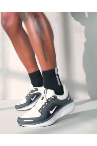 Nike Grey/Silver Winflo 11 GORE-TEX Road Running Trainers - Image 2 of 5