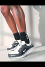 Nike Grey/Silver Winflo 11 GORE-TEX Road Running Trainers - Image 2 of 5