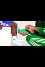 أخضر/ليموني - حذاء رياضي للأطفال الرضع بأربطة مرنة مريحة بتصميم Gazelle من adidas Originals - صورة 2 من 10