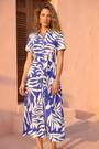 Azul - Vestido camisero a media pierna con cinturón y estampado de hojas romanas - Imagen 2 de 5