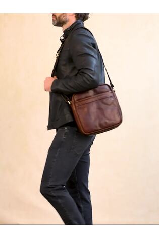 Lakeland Leather תיק גב עם פתח גלילה עליון, דגם Walton - תמונה 2 מתוך 9