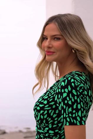 Sosandar Green Fleck Print V-Neck Ruched Waist Fit & Flare Dress - Image 2 of 6