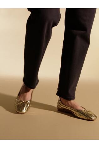 ذهبي - Jones Bootmaker Gold Stephanie Leather Pumps - صورة 2 من 7 ذهبي - Jones Bootmaker Gold Stephanie Leather Pumps - صورة 2 من 7