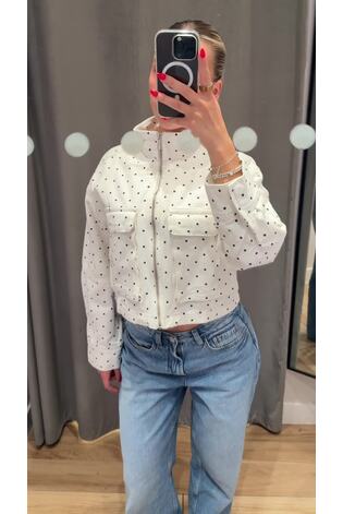 نمط منقط بلون أسود/بيج فاتح - سترة دنيم بقصّة واسعة وياقة قمعية مع سحاب كامل - صورة 2 من 8