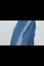 أزرق - جينز دنيم من القطن 100% مزيّن بـ 3 خطوط من adidas Originals - صورة 2 من 7