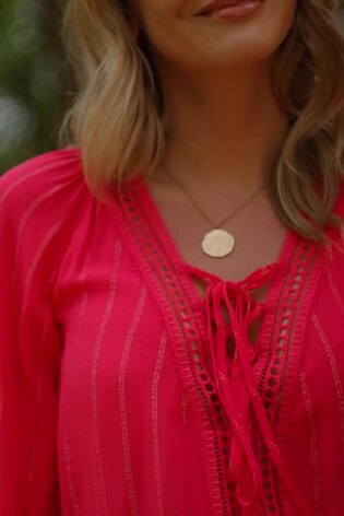 Blusa con cordones y manga de blusón metalizada de Sosandar - Imagen 2 de 6