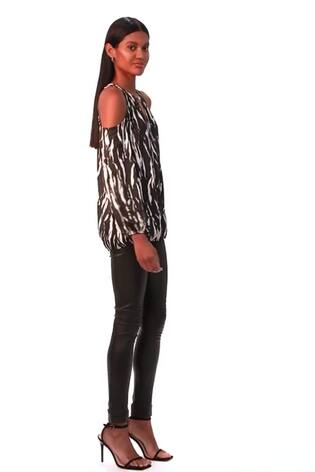 بلوزة بكتف مكشوف مطبوعة ومطاطة بطبعة تجريدية من Roman - صورة 2 من 6