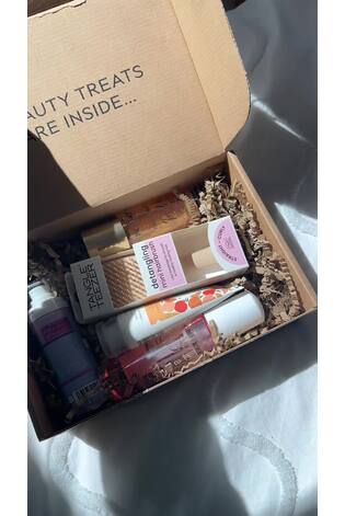 New Season Swaps Beauty Box (Worth £96) - Image 2 of 4