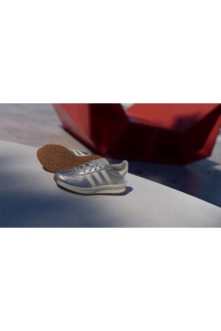 Next：日本 シルバー - adidas Run 70s 4.0 スニーカー from Next Japan