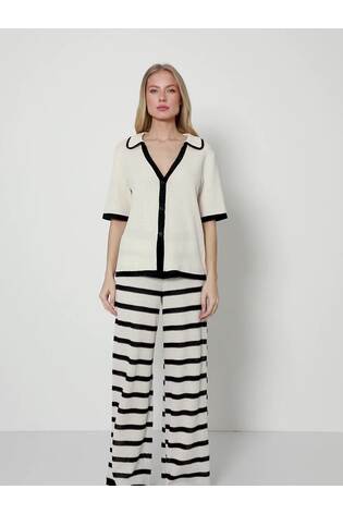 Aruelle strikket loungewear-sett med kontrastkant og mykt strukturert krage - Bilde 2 av 6