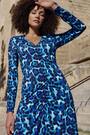 Sosandar Blue Print Ruched Detail Jersey Midi Dress - Image 2 of 5