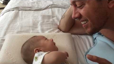 Thumbnail for Bebé de 3 meses habla con su papá ( Julian Zucchi )