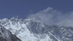 VOICED : Tres muertos y dos desaparecidos escalando el Everest este ano News Clip