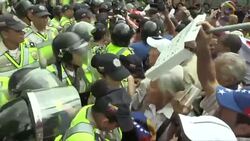 VOICED : URGENTE: Dispersan con gas pimienta a ancianos en Caracas News Clip