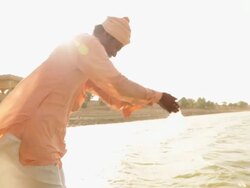 Sage worshipping at lakeside, Jaisalmer, Rajasthan, India Stock Footage