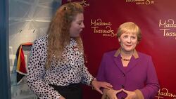 VOICED : Merkel nueva estatua de cera News Clip