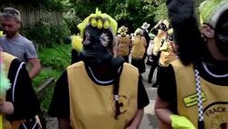 VOICED : Vivienne Westwood protesta con un tanque contra el fracking News Clip