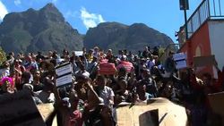 CLEAN : S.African students protest over colonial statue News Clip