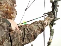 Hunter drawing bow back Stock Footage