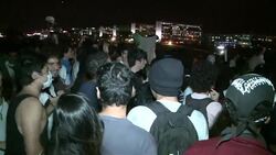 CLEAN : Demonstrators onto the roof News Clip