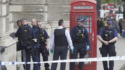 CLEAN : Police arrest 'terror act' knifeman by British parliament News Clip