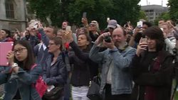 Crowds look on as Big Ben strikes twelve for the last time before restoration works begin on the Elizabeth Tower News Clip