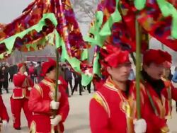 MS PAN People performing dragon dance and folk art at temple fair to celebrate Chinese spring festival AUDIO / xi'an, shaanxi, china Stock Footage