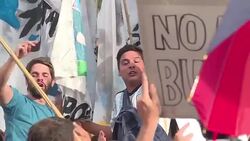 VOICED : Miles de argentinos manifiestan en contra de Macri News Clip