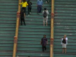 TU ZO Staircase and Hindu deity Murugan outside Batu Caves / Kuala Lumpur, Malaysia Stock Footage