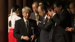 Japanese politicians visit controversial Yasukuni Shrine News Clip