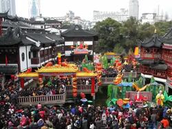 People visiting Yuyuan Garden and shopping area at chinese new year, Shanghai, China, Asia Stock Footage
