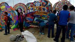 VOICED : Cometas gigantes para los muertos News Clip