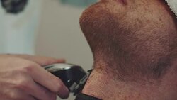 Barber shaving mans berad Stock Footage