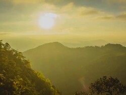 Sunset with Cloud over mountains Stock Footage