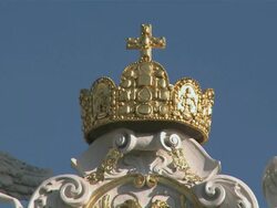 CU Gold crown at Hofburg Palace / Vienna, Austria Stock Footage