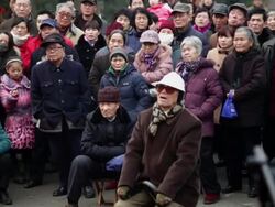 MS PAN People watching Chinese artists perform puppet show at temple fair to celebrate Chinese spring festival AUDIO / xi'an, shaanxi, china Stock Footage