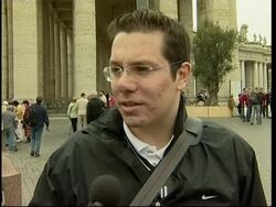 Pilgrims gather in St Peter's Square to celebrate Easter News Clip