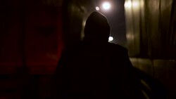 Robber flees from police Stock Footage