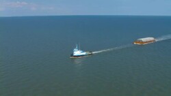 A tugboat tows a barge down the Mississippi River. Stock Footage