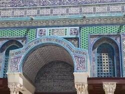 Jerusalem, Tempel Mount (Har Habayit), Al-Aqsa Mosque with the Dome  of the Rock, decorated tiles Stock Footage