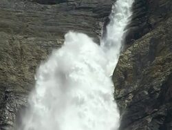 CU Shot of Takkakaw Falls / Yoho Nationalpark, British Columbia, Canada Stock Footage