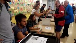 Voters casts ballots in Catalonia referendum Instructional Video