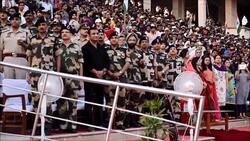 CLEAN : Ceremony at Wagah border as India celebrates independence (2) News Clip