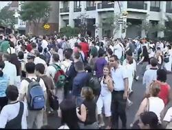 2003 blackout, crowds walking in the street Stock Footage