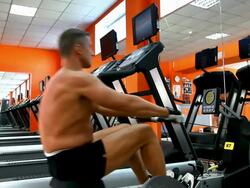 Body builder - Ruder station Stock Footage