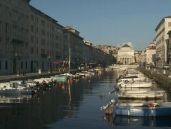  MS Shot of Canal Grande and San Antonio church at sunset / Trieste, Friuli venezia Giulia, Italie Stock Footage