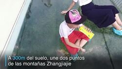 CLEAN : El puente con piso de vidrio mas alto del mundo News Clip